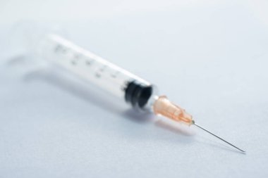 Beyaz arka plan üzerinde Hipodermik İğne (enjeksiyon iğne) 
