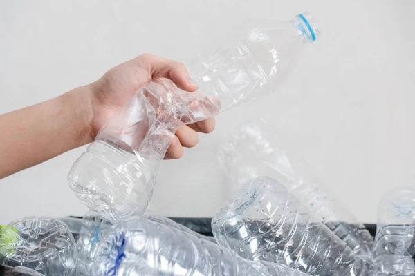 Plastové Láhve Černých Pytlích Odpadky Čekající Recyklaci — Stock fotografie
