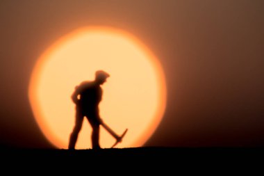 Abstract, gökyüzü günbatımı arka plan üzerinde mining modeli insanların siluet.