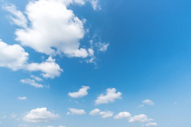 Açık mavi gökyüzü arkaplanı, arka planda bulutlar.