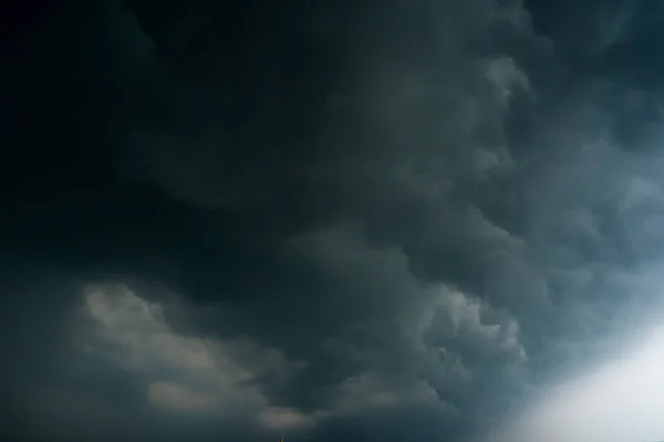 Dunkle Gewitterwolken Mit Hintergrund Dunkle Wolken Vor Einem Gewitter — Stockfoto