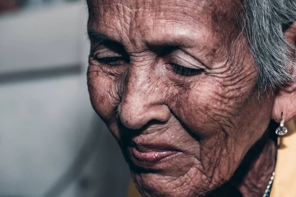 Oude Vrouw Kappen Eenzaam Senior Vrouw Uit Familie Ouderen — Stockfoto