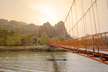 Turuncu köprü üzerinde şarkı nehir Vang Vieng, Laos dönüm noktası 