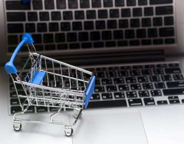 klavye bilgisayarla iletişim tablet arka plan (Online alışveriş sepeti yakın çekim)