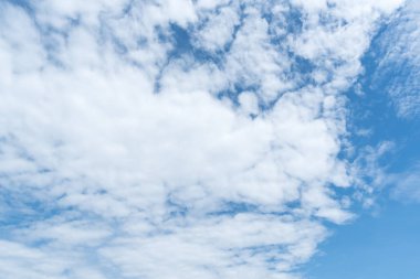 Açık mavi gökyüzü arkaplanı, arka planda bulutlar.