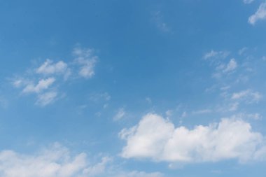 Açık mavi gökyüzü arkaplanı, arka planda bulutlar.