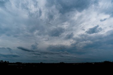 Arka planda kara fırtına bulutları, fırtına öncesi kara bulutlar..
