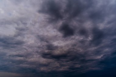 Arka planda kara fırtına bulutları, fırtına öncesi kara bulutlar..