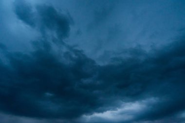 Arka planda kara fırtına bulutları, fırtına öncesi kara bulutlar..