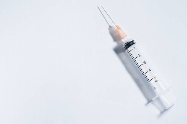 Beyaz arka plan üzerinde Hipodermik İğne (enjeksiyon iğne)