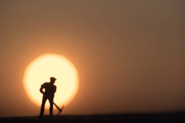 Abstract, gökyüzü günbatımı arka plan üzerinde mining modeli insanların siluet.