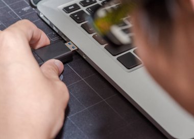 El bilgisayar laptop bağlantı noktasına takılı Usb flash bellek sürücüsü ekleme.