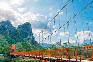 Turuncu köprü üzerinde şarkı nehir Vang Vieng, Laos dönüm noktası 