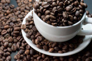 Kahve Kupası ve kahve çekirdekleri arka plan vardır.