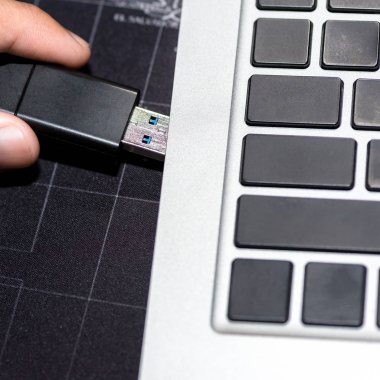 USB flash sürücü bir bilgisayar dizüstü bağlantı noktasına takılı bellek.