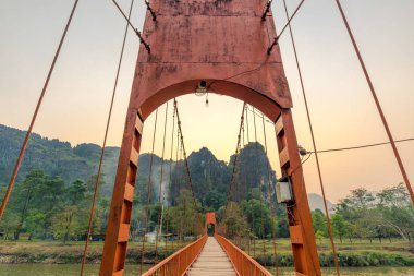 Turuncu köprü üzerinde şarkı nehir Vang Vieng, Laos dönüm noktası 