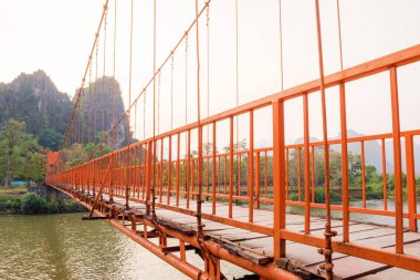 Turuncu köprü üzerinde şarkı nehir Vang Vieng, Laos dönüm noktası 