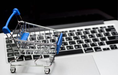 klavye bilgisayarla iletişim tablet arka plan (Online alışveriş sepeti yakın çekim)