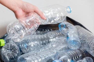 Siyah çöp torbalarındaki plastik şişeler geri dönüşüm için alınmayı bekliyor..