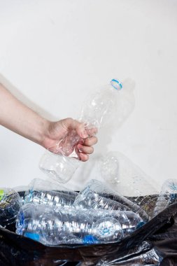 Siyah çöp torbalarındaki plastik şişeler geri dönüşüm için alınmayı bekliyor..