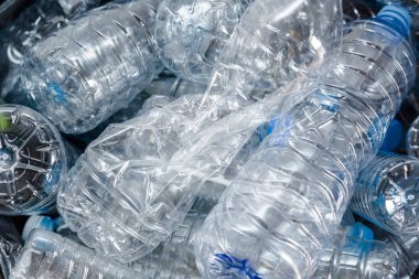 Siyah çöp torbalarındaki plastik şişeler geri dönüşüm için alınmayı bekliyor..