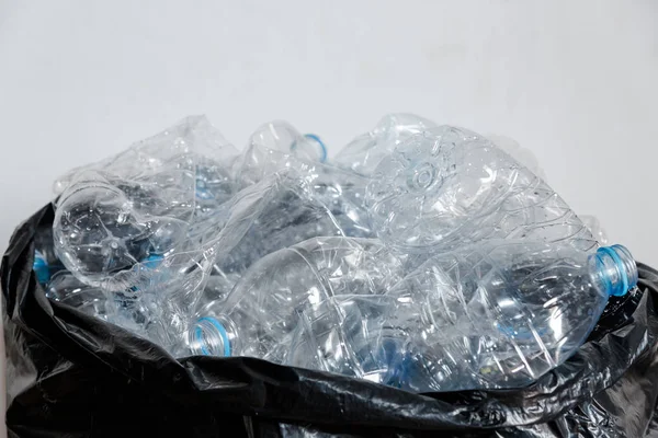 Пластиковые Бутылки Черных Мешках Мусора Ждут Приняты Переработки — стоковое фото