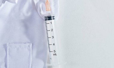 Beyaz arka plan üzerinde Hipodermik İğne (enjeksiyon iğne) 