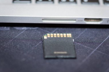 sd karta bir bilgisayar dizüstü bağlantı noktasına takılı sürücü ekleme.