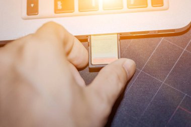 sd karta bir bilgisayar dizüstü bağlantı noktasına takılı sürücü ekleme.