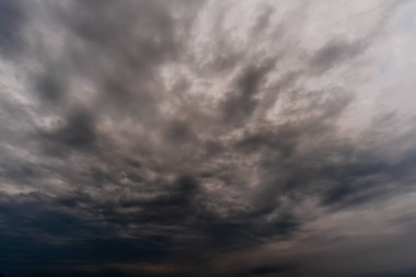 Arka planda kara fırtına bulutları, fırtına öncesi kara bulutlar..