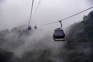 Cable car sis. Güzel doğa iz (da nang, vietnam)