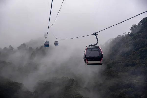 缆车在雾中 美丽的自然小径 越南大南 — 图库照片