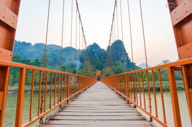 Turuncu köprü üzerinde şarkı nehir Vang Vieng, Laos dönüm noktası 