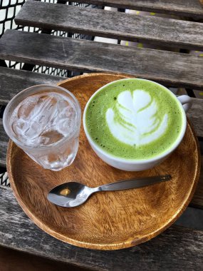 Beyaz fincan yeşil çay