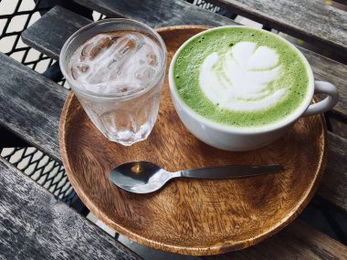 Beyaz fincan yeşil çay