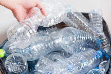 Siyah çöp torbalarındaki plastik şişeler geri dönüşüm için alınmayı bekliyor..