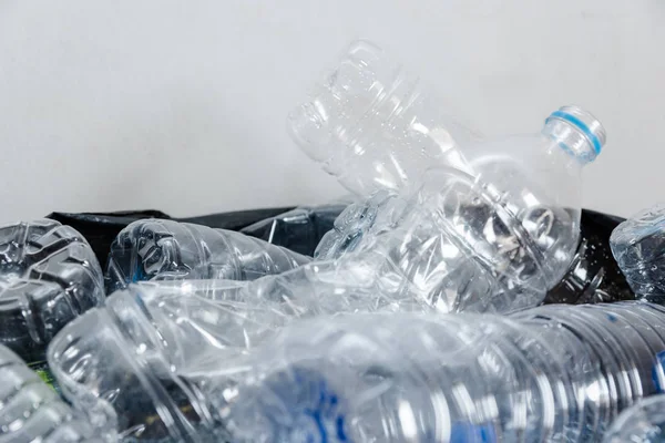 Siyah çöp torbalarındaki plastik şişeler geri dönüşüm için alınmayı bekliyor..