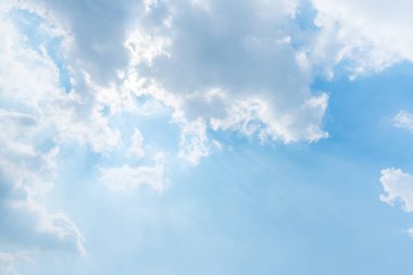 Açık mavi gökyüzü arkaplanı, arka planda bulutlar.