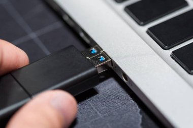 El bilgisayar laptop bağlantı noktasına takılı Usb flash bellek sürücüsü ekleme.