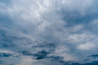 Arka planda kara fırtına bulutları, fırtına öncesi kara bulutlar..