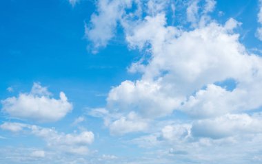 Açık mavi gökyüzü arkaplanı, arka planda bulutlar.