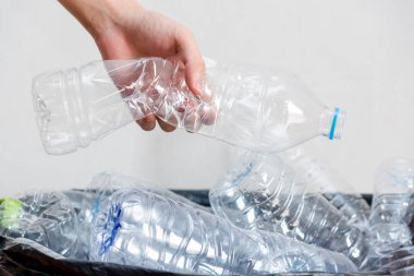 Siyah çöp torbalarındaki plastik şişeler geri dönüşüm için alınmayı bekliyor..