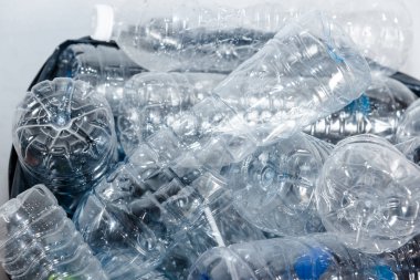 Siyah çöp torbalarındaki plastik şişeler geri dönüşüm için alınmayı bekliyor..