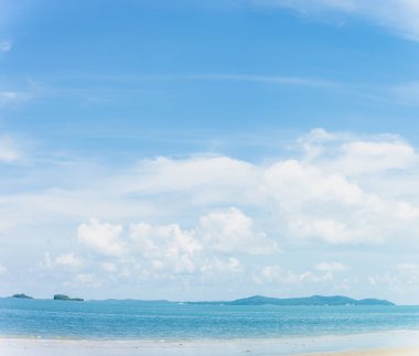 Açık mavi gökyüzü arkaplanı, arka planda bulutlar.