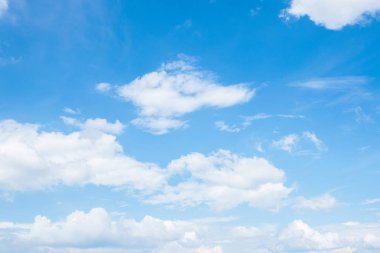 Açık mavi gökyüzü arkaplanı, arka planda bulutlar.