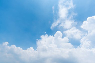 Açık mavi gökyüzü arkaplanı, arka planda bulutlar.