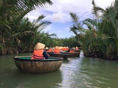 Bambu sepet tekneler Hoi An, vietnam sürme turist