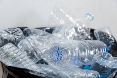 Siyah çöp torbalarındaki plastik şişeler geri dönüşüm için alınmayı bekliyor..