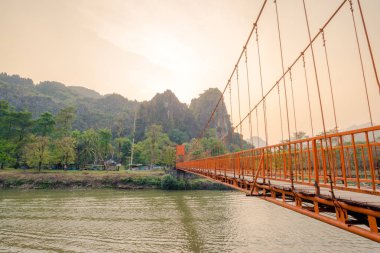Turuncu köprü üzerinde şarkı nehir Vang Vieng, Laos dönüm noktası 