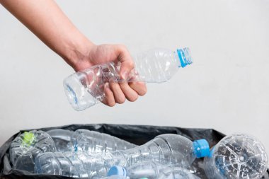 Siyah çöp torbalarındaki plastik şişeler geri dönüşüm için alınmayı bekliyor..